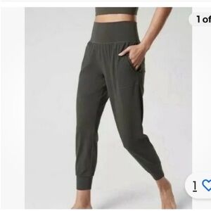 Athleta Women’s Pants Powervita Cruise Joggers Olive Green size Small